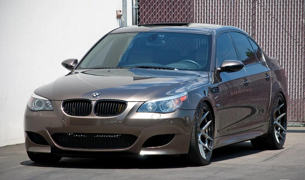 Автомобиль BMW E60 серого цвета