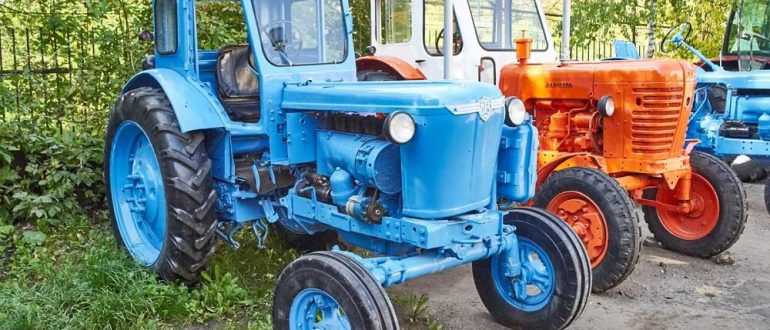 Синий и оражневый тракторы