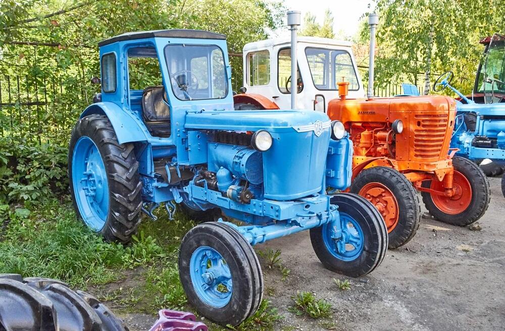 Синий и оранжевый тракторы