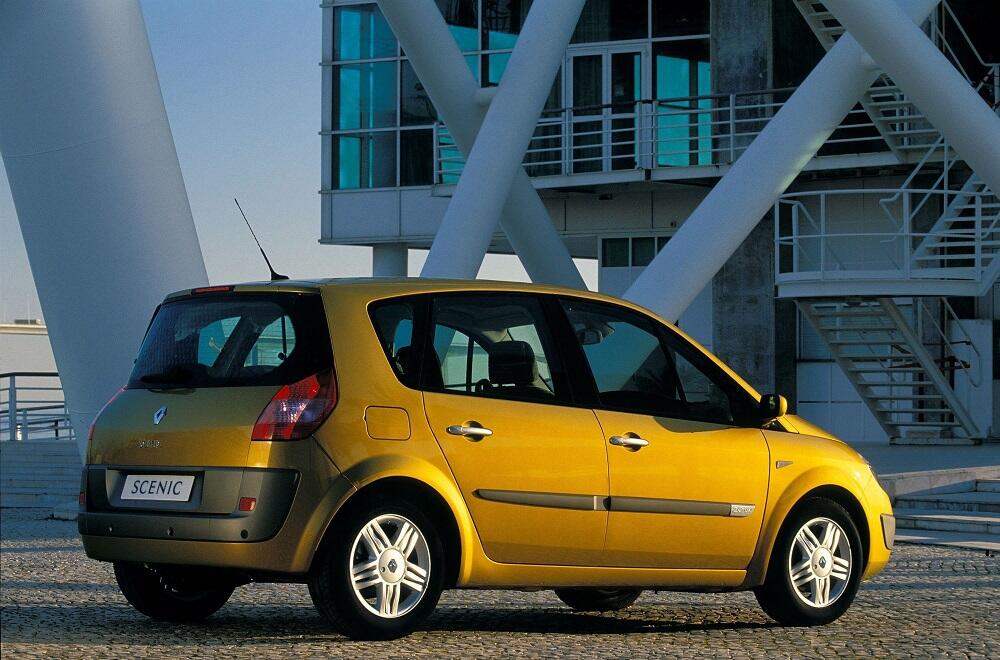 Желтый автомобиль Renault Scenic