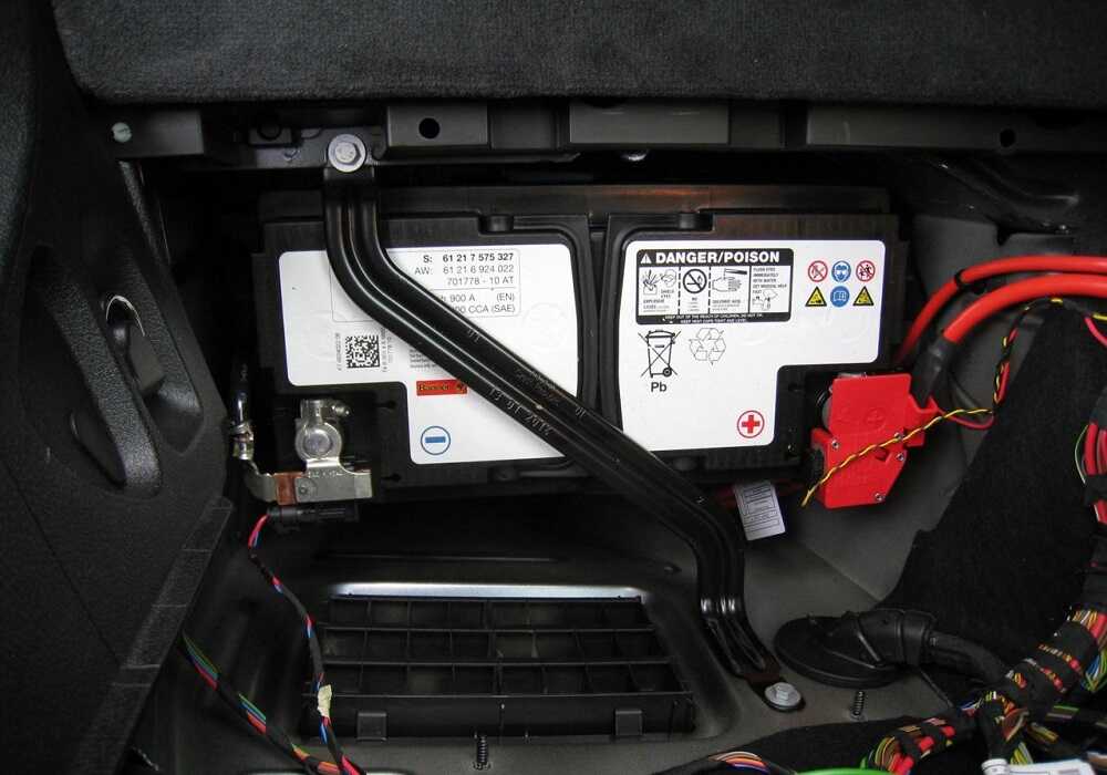 Аккумулятор в багажнике BMW