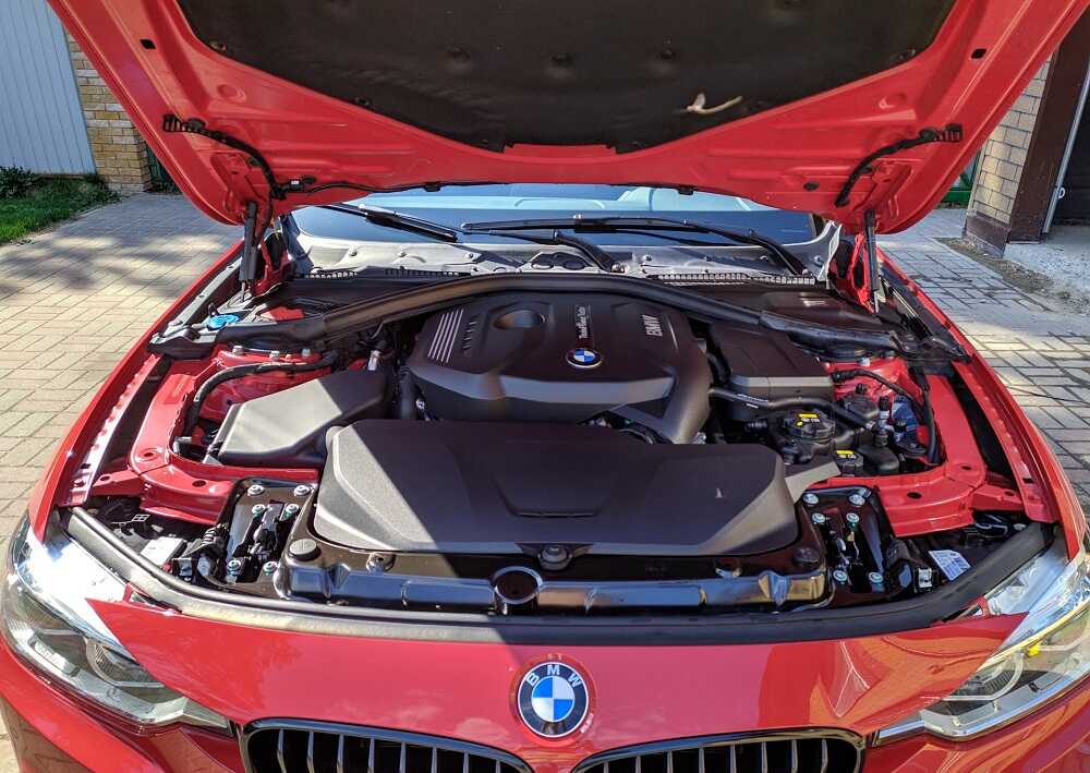 Красный BMW F30 с открытым капотом